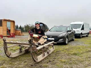 Saunero konvoj připravený. 🚚🔥 Zítra nás čeká zlatý hřeb letošní první sezóny. Jedeme daleko a vysoko. Do hor! ⛰️❄️Montovat...