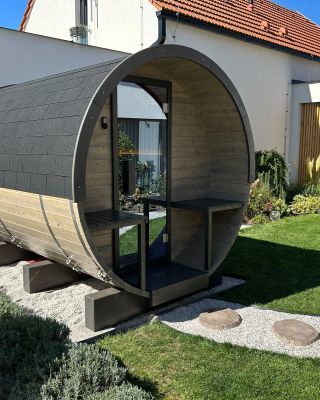 Proč si objednat saunu od Saunero? 1. Jsme výrobci a řešíme každý detail. 🔨 Všechno drží, nic nikde nerachtá a zároveň to...